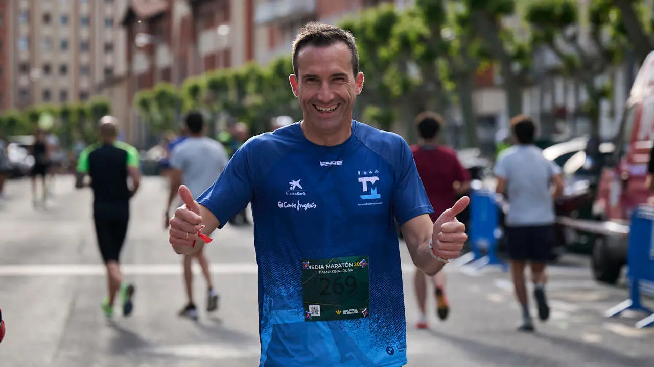 Miles de personas corren en la Media marat&oacute;n de Pamplona. PABLO LASAOSA