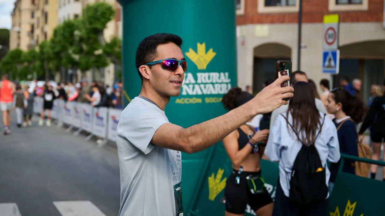 Miles de personas corren en la Media marat&oacute;n de Pamplona. PABLO LASAOSA