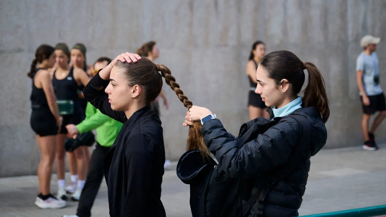 Miles de personas corren en la Media marat&oacute;n de Pamplona. PABLO LASAOSA