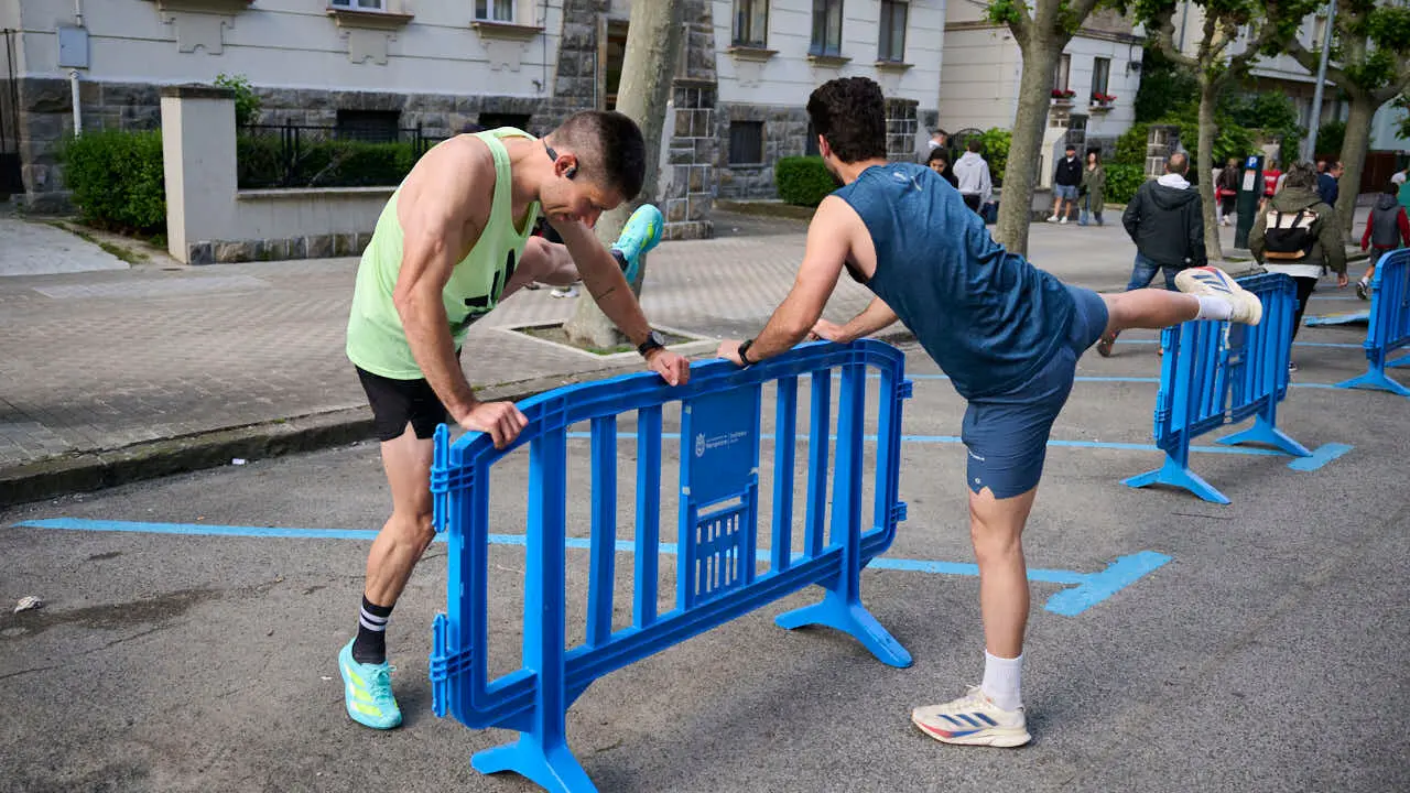 Miles de personas corren en la Media marat&oacute;n de Pamplona. PABLO LASAOSA