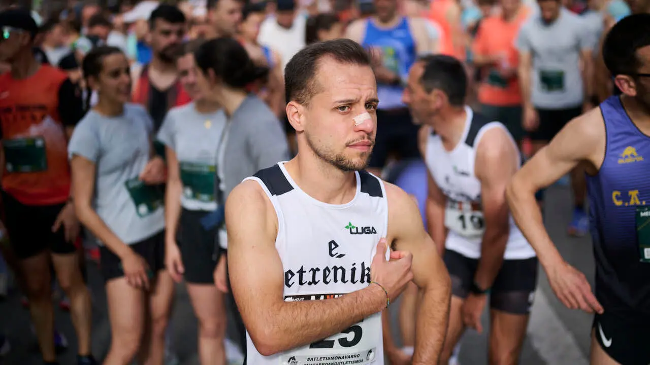 Miles de personas corren en la Media marat&oacute;n de Pamplona. PABLO LASAOSA