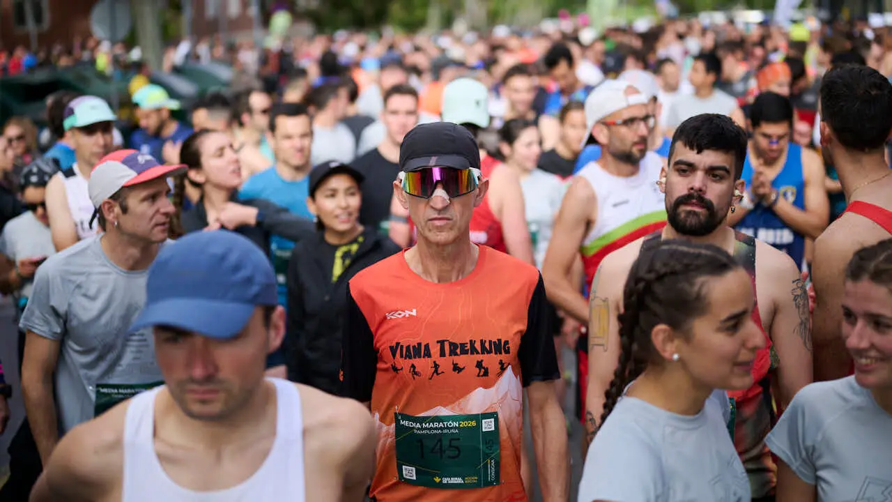 Miles de personas corren en la Media marat&oacute;n de Pamplona. PABLO LASAOSA