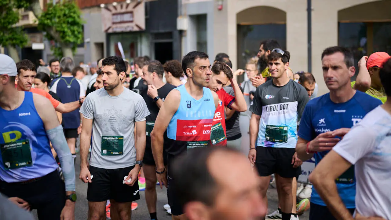 Miles de personas corren en la Media marat&oacute;n de Pamplona. PABLO LASAOSA