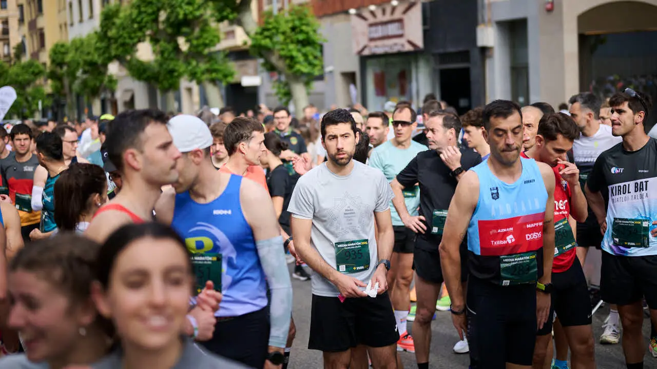 Miles de personas corren en la Media marat&oacute;n de Pamplona. PABLO LASAOSA