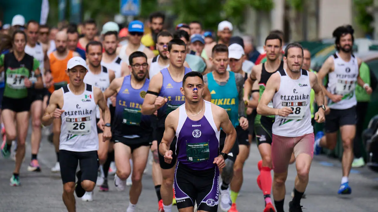 Miles de personas corren en la Media marat&oacute;n de Pamplona. PABLO LASAOSA