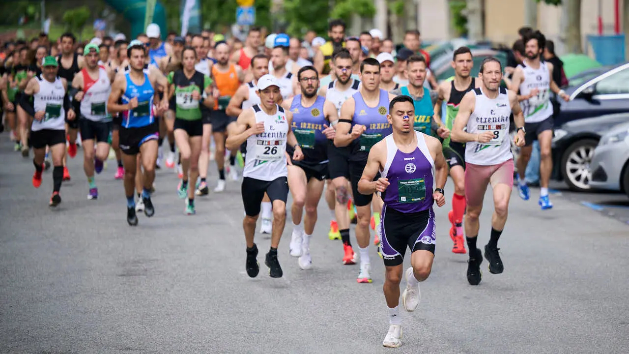 Miles de personas corren en la Media marat&oacute;n de Pamplona. PABLO LASAOSA