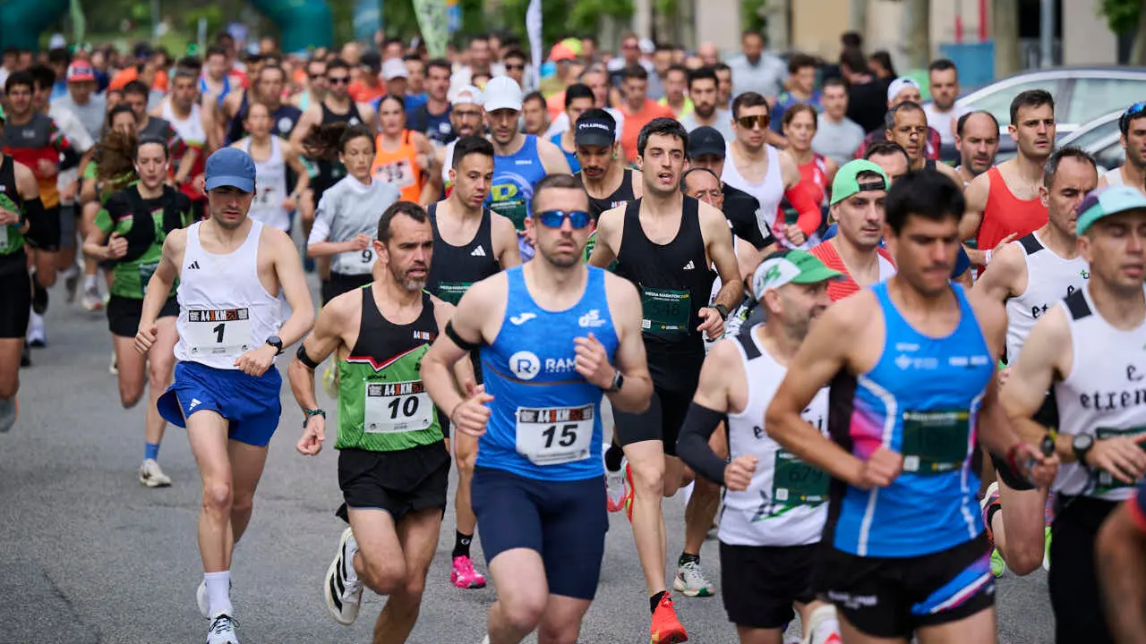 Miles de personas corren en la Media marat&oacute;n de Pamplona. PABLO LASAOSA