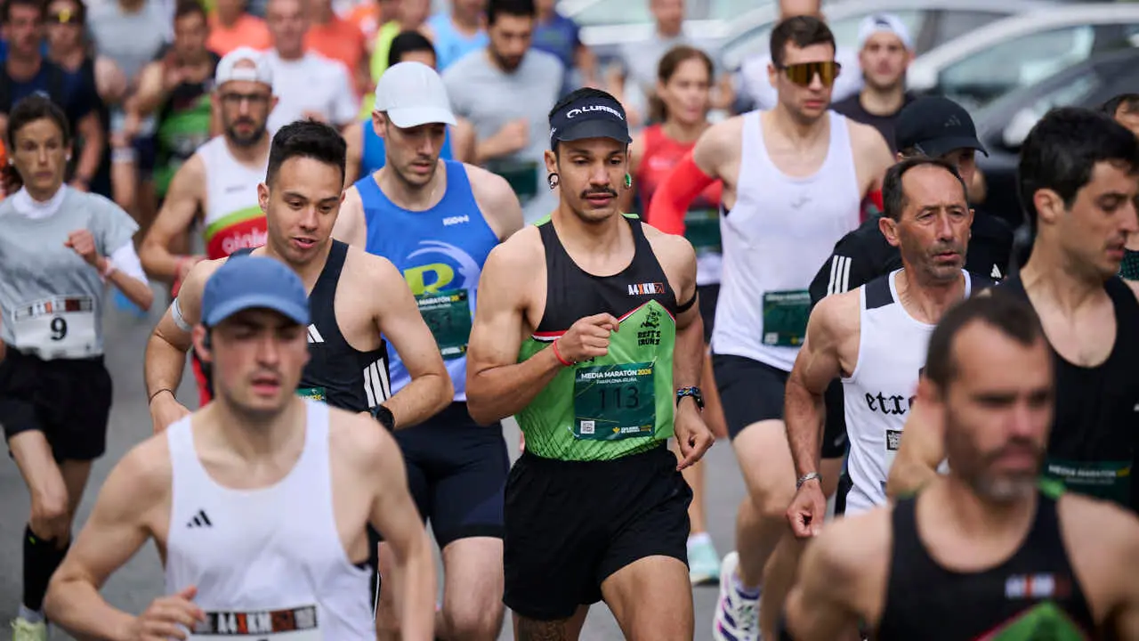 Miles de personas corren en la Media marat&oacute;n de Pamplona. PABLO LASAOSA