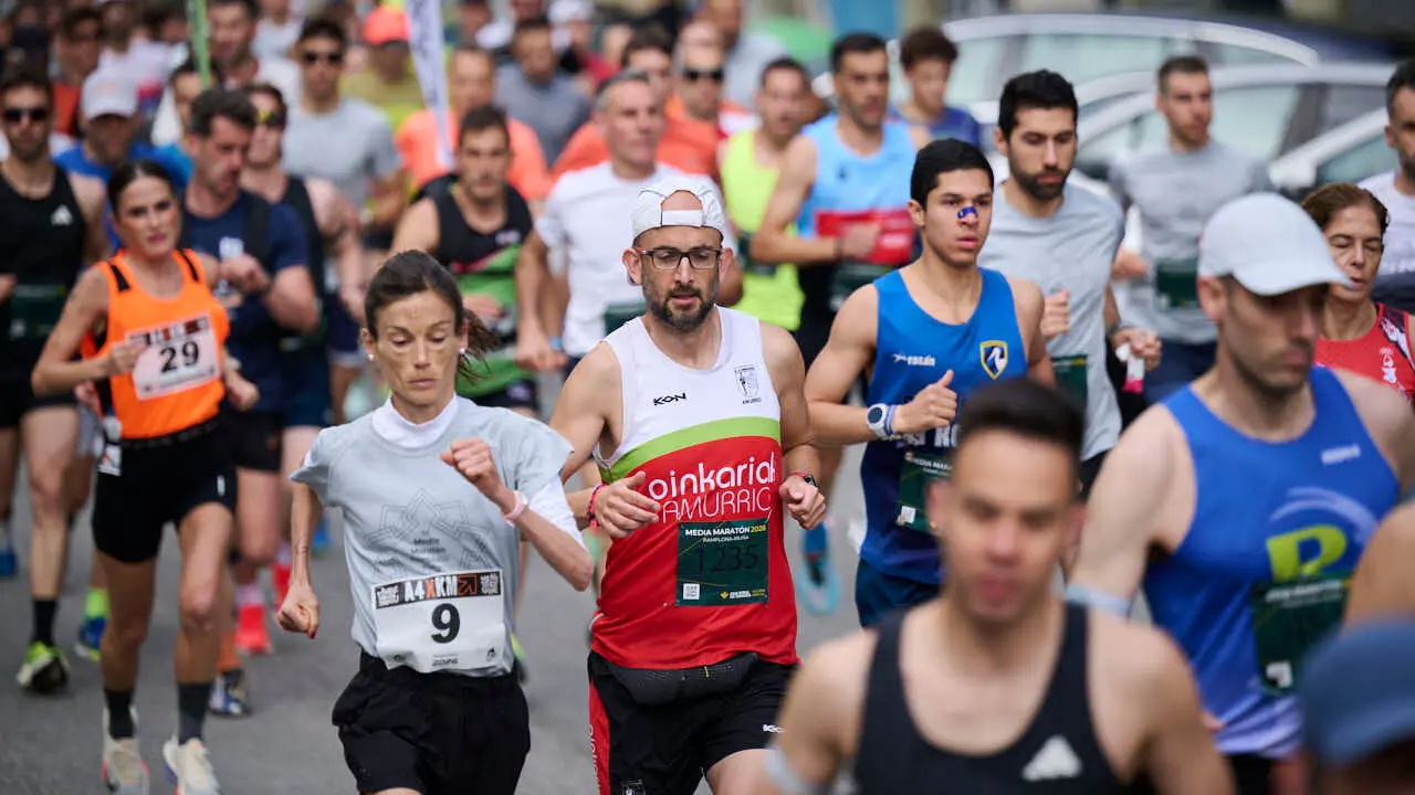 Miles de personas corren en la Media marat&oacute;n de Pamplona. PABLO LASAOSA