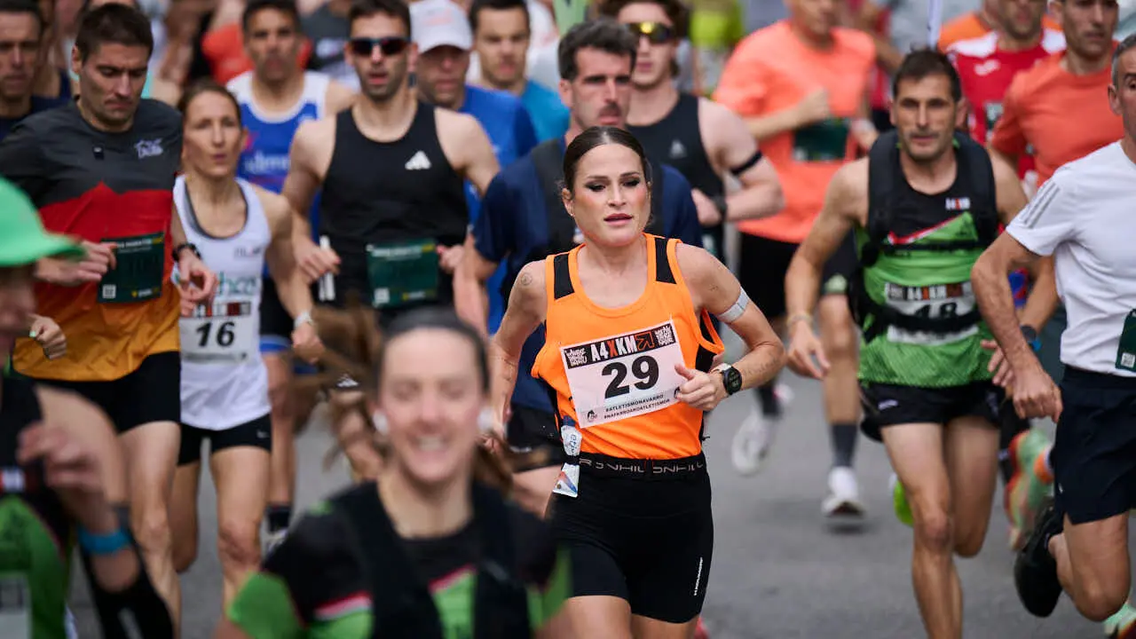 Miles de personas corren en la Media marat&oacute;n de Pamplona. PABLO LASAOSA