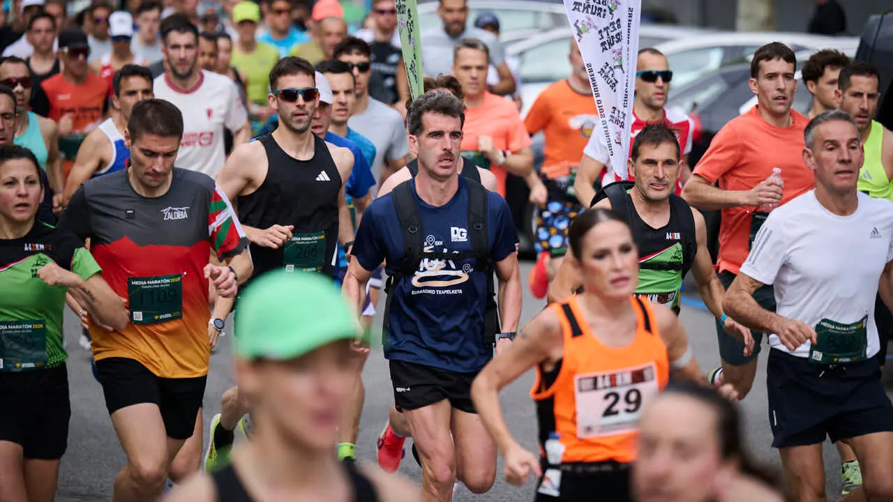 Miles de personas corren en la Media marat&oacute;n de Pamplona. PABLO LASAOSA