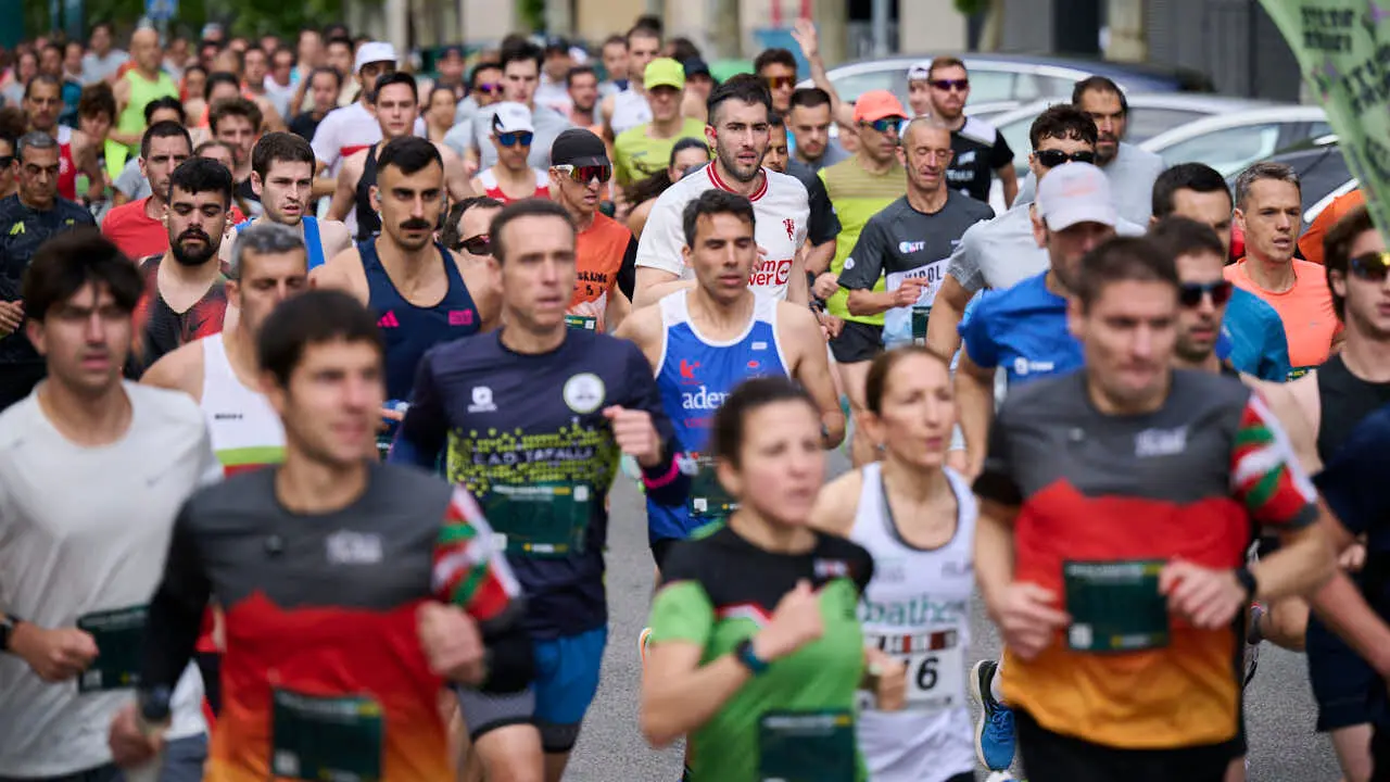 Miles de personas corren en la Media marat&oacute;n de Pamplona. PABLO LASAOSA