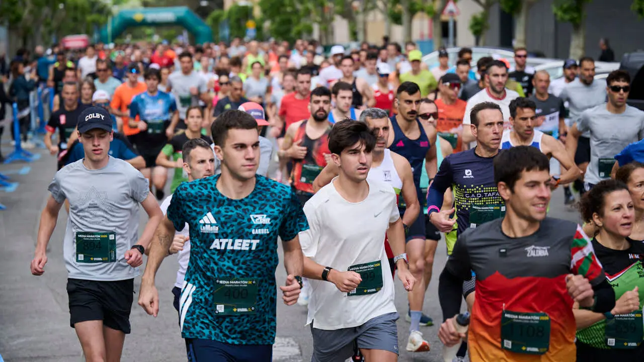 Miles de personas corren en la Media marat&oacute;n de Pamplona. PABLO LASAOSA