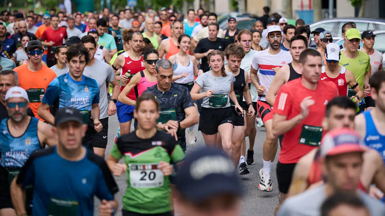 Miles de personas corren en la Media marat&oacute;n de Pamplona. PABLO LASAOSA