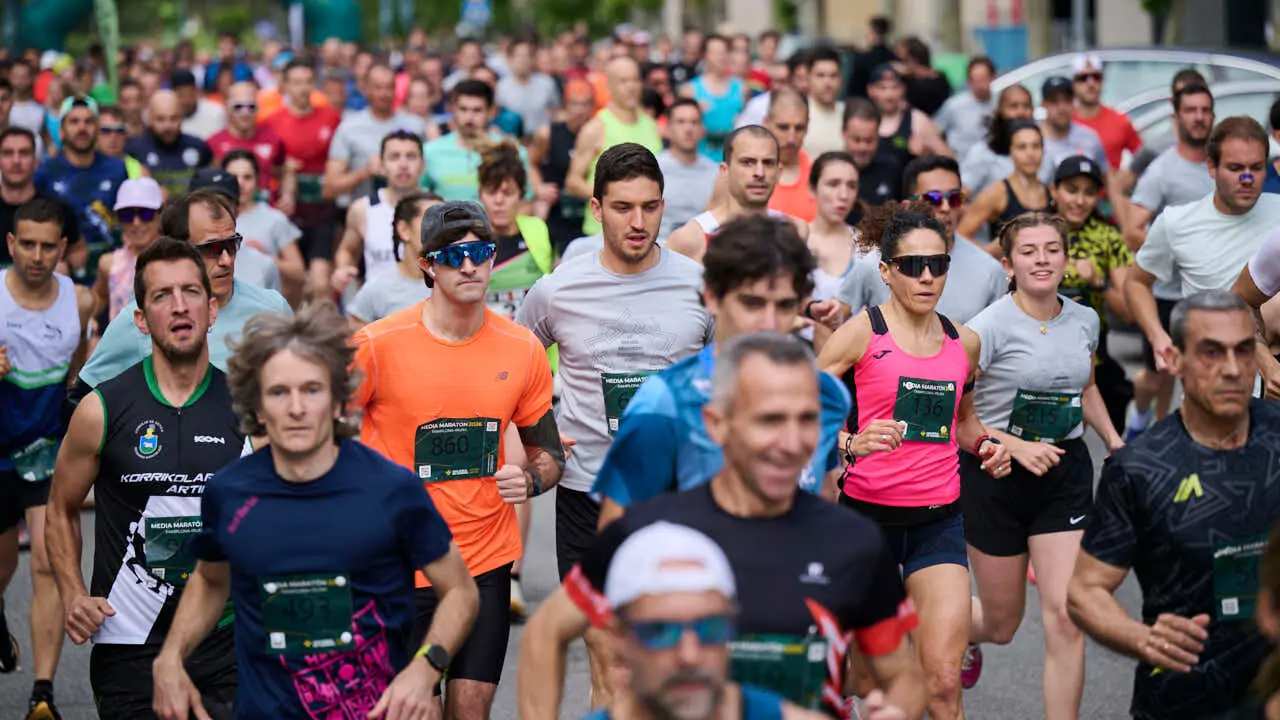 Miles de personas corren en la Media marat&oacute;n de Pamplona. PABLO LASAOSA