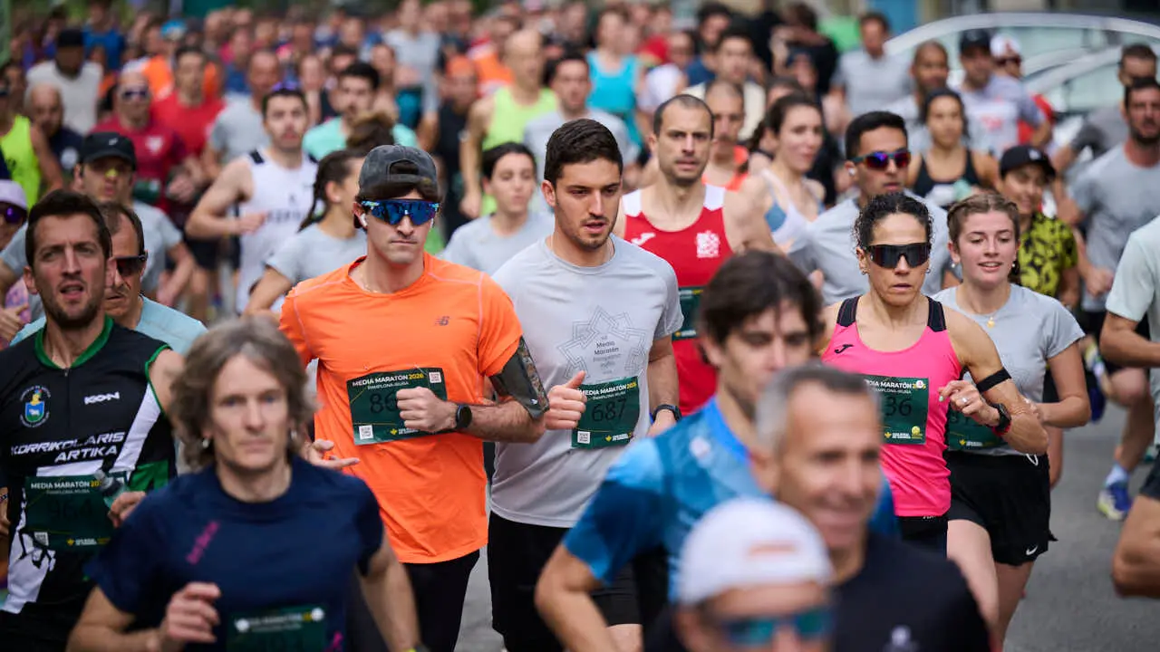 Miles de personas corren en la Media marat&oacute;n de Pamplona. PABLO LASAOSA