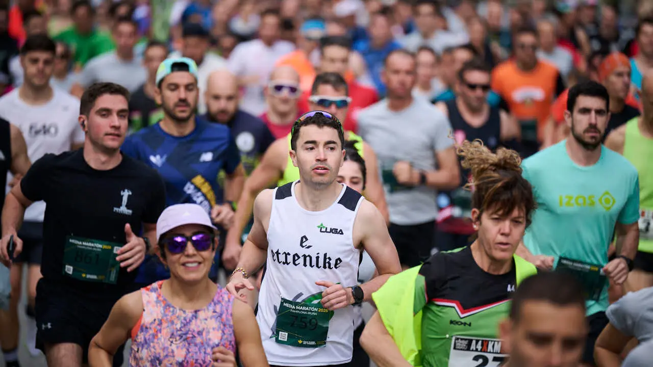 Miles de personas corren en la Media marat&oacute;n de Pamplona. PABLO LASAOSA