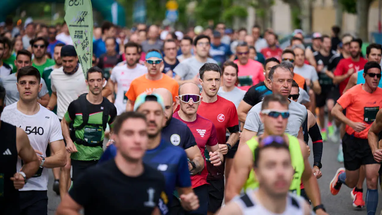 Miles de personas corren en la Media marat&oacute;n de Pamplona. PABLO LASAOSA
