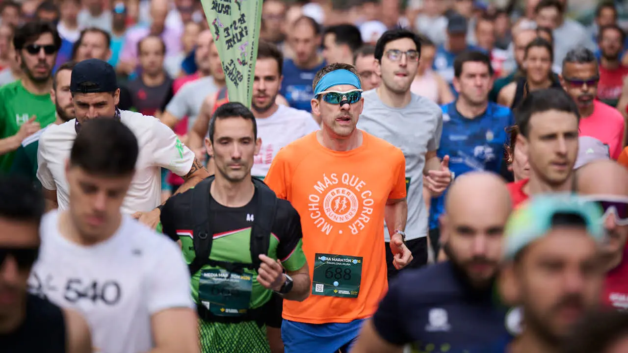 Miles de personas corren en la Media marat&oacute;n de Pamplona. PABLO LASAOSA