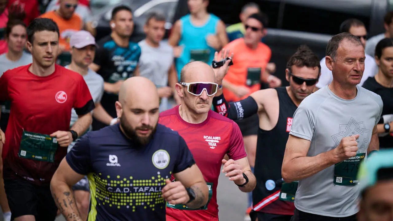 Miles de personas corren en la Media marat&oacute;n de Pamplona. PABLO LASAOSA