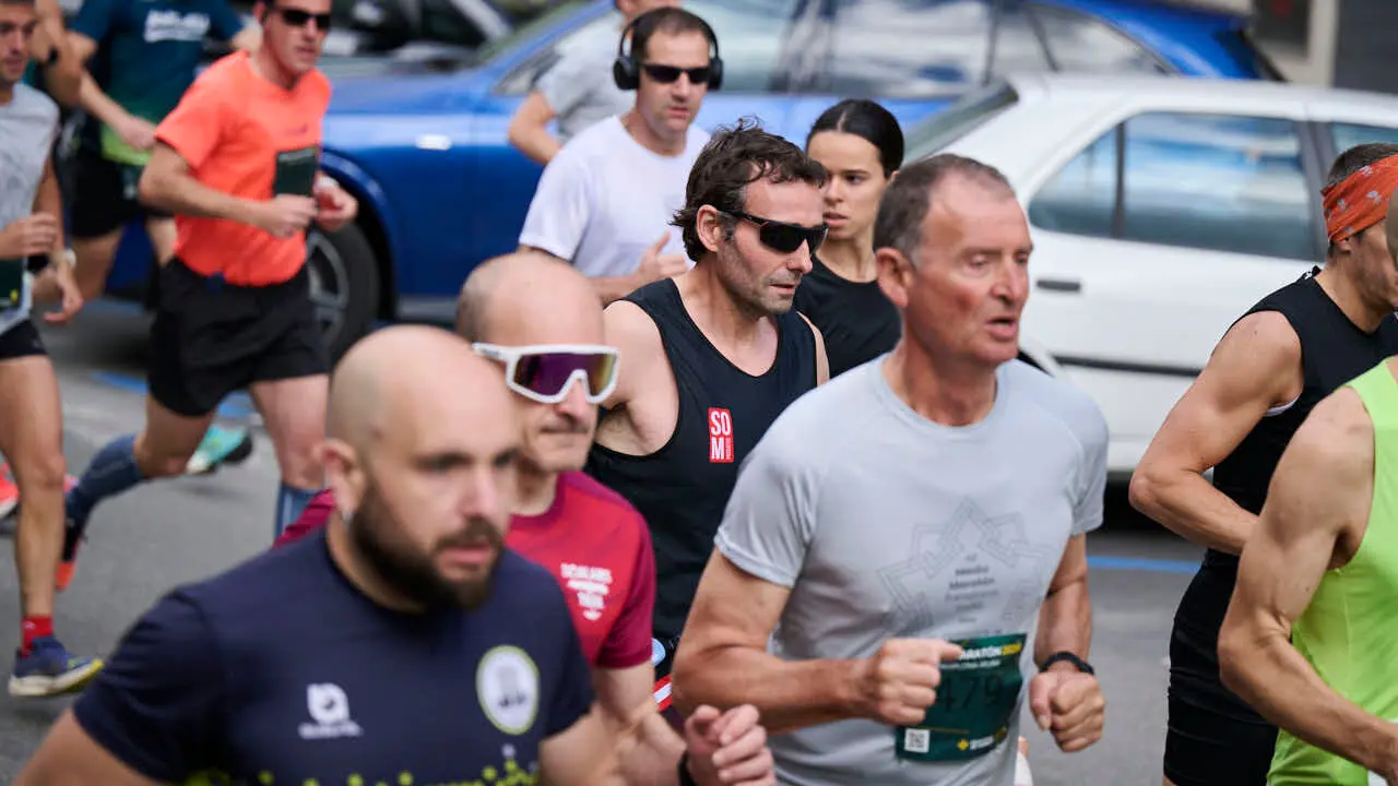 Miles de personas corren en la Media marat&oacute;n de Pamplona. PABLO LASAOSA