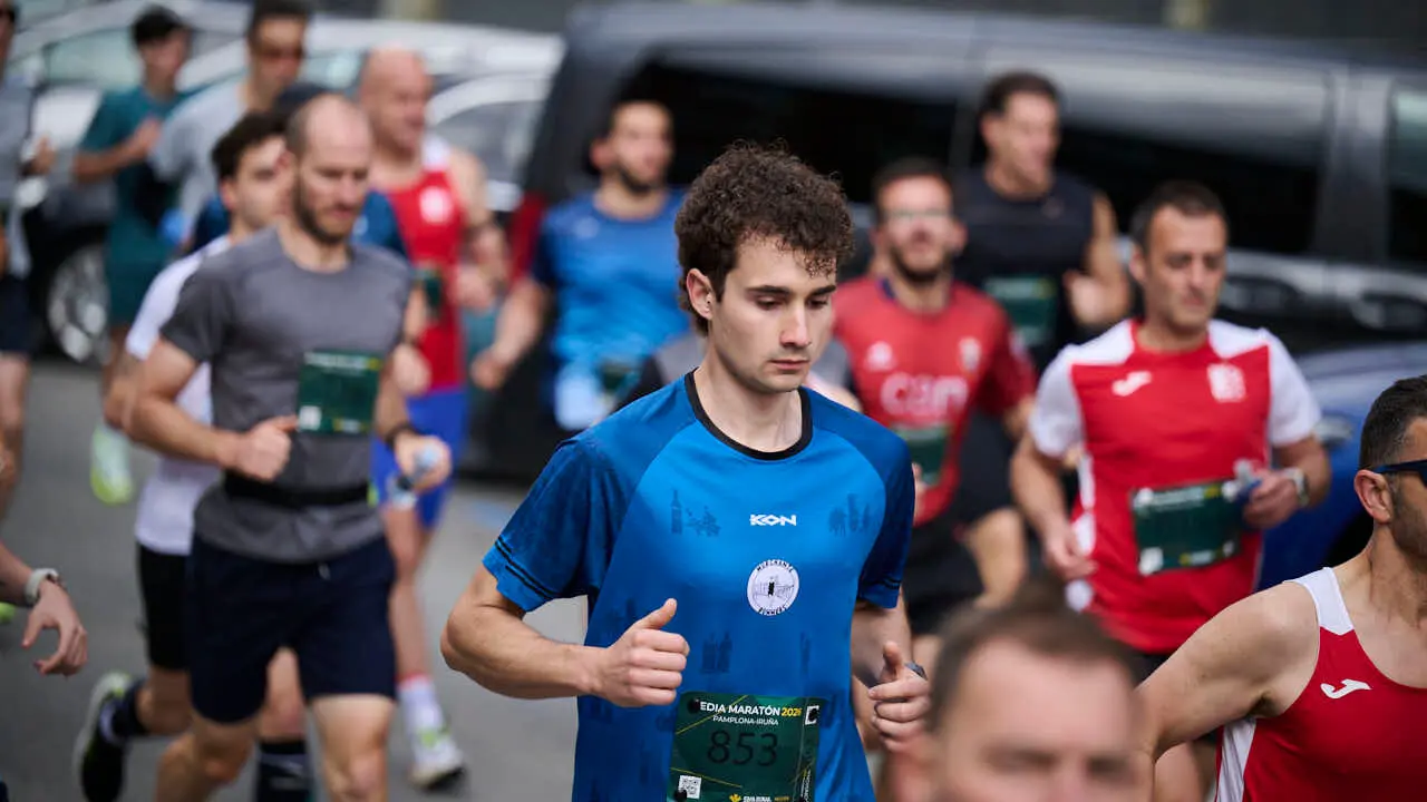 Miles de personas corren en la Media marat&oacute;n de Pamplona. PABLO LASAOSA