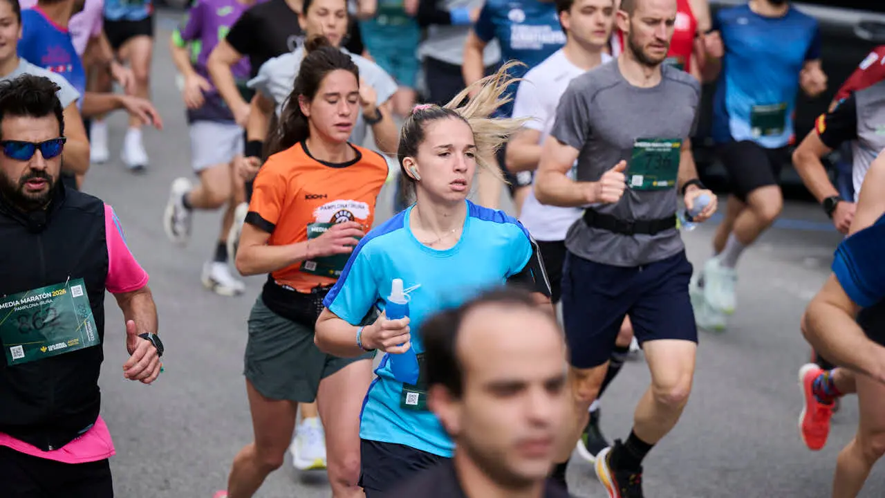 Miles de personas corren en la Media marat&oacute;n de Pamplona. PABLO LASAOSA