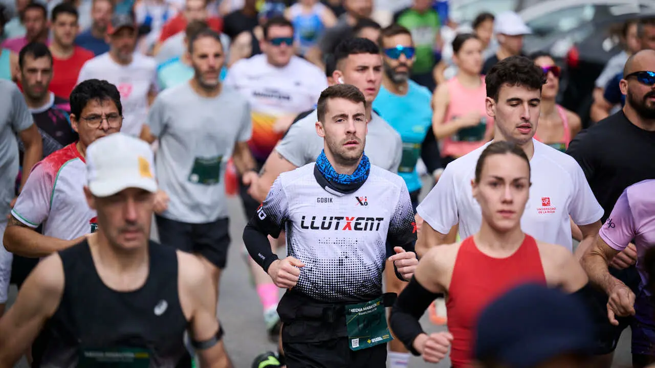 Miles de personas corren en la Media marat&oacute;n de Pamplona. PABLO LASAOSA