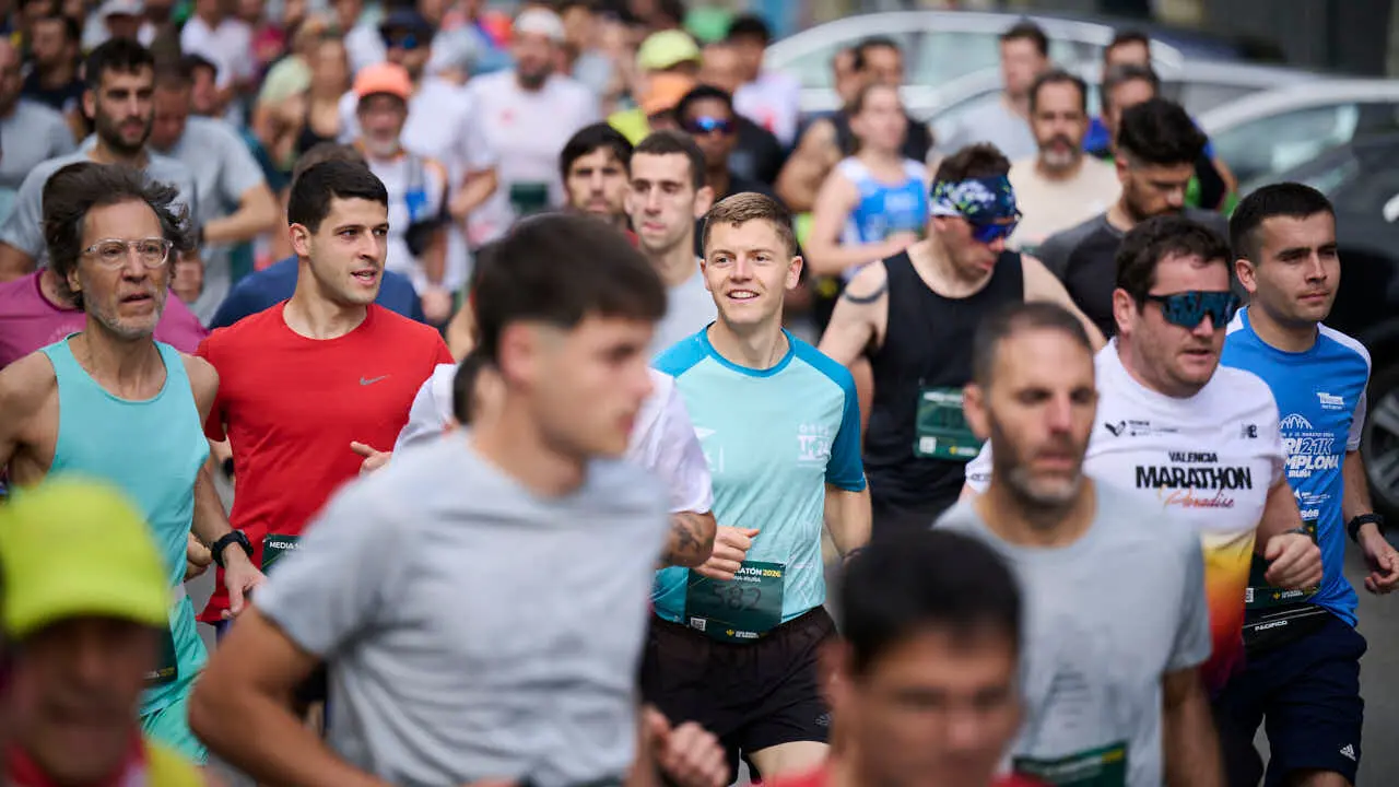 Miles de personas corren en la Media marat&oacute;n de Pamplona. PABLO LASAOSA