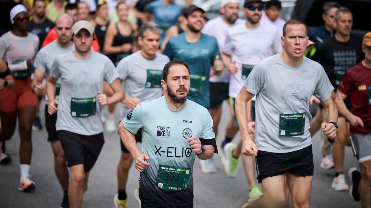 Miles de personas corren en la Media marat&oacute;n de Pamplona. PABLO LASAOSA