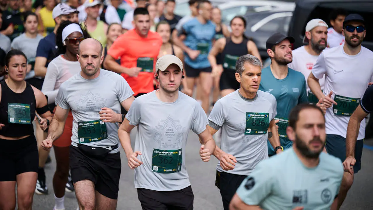 Miles de personas corren en la Media marat&oacute;n de Pamplona. PABLO LASAOSA