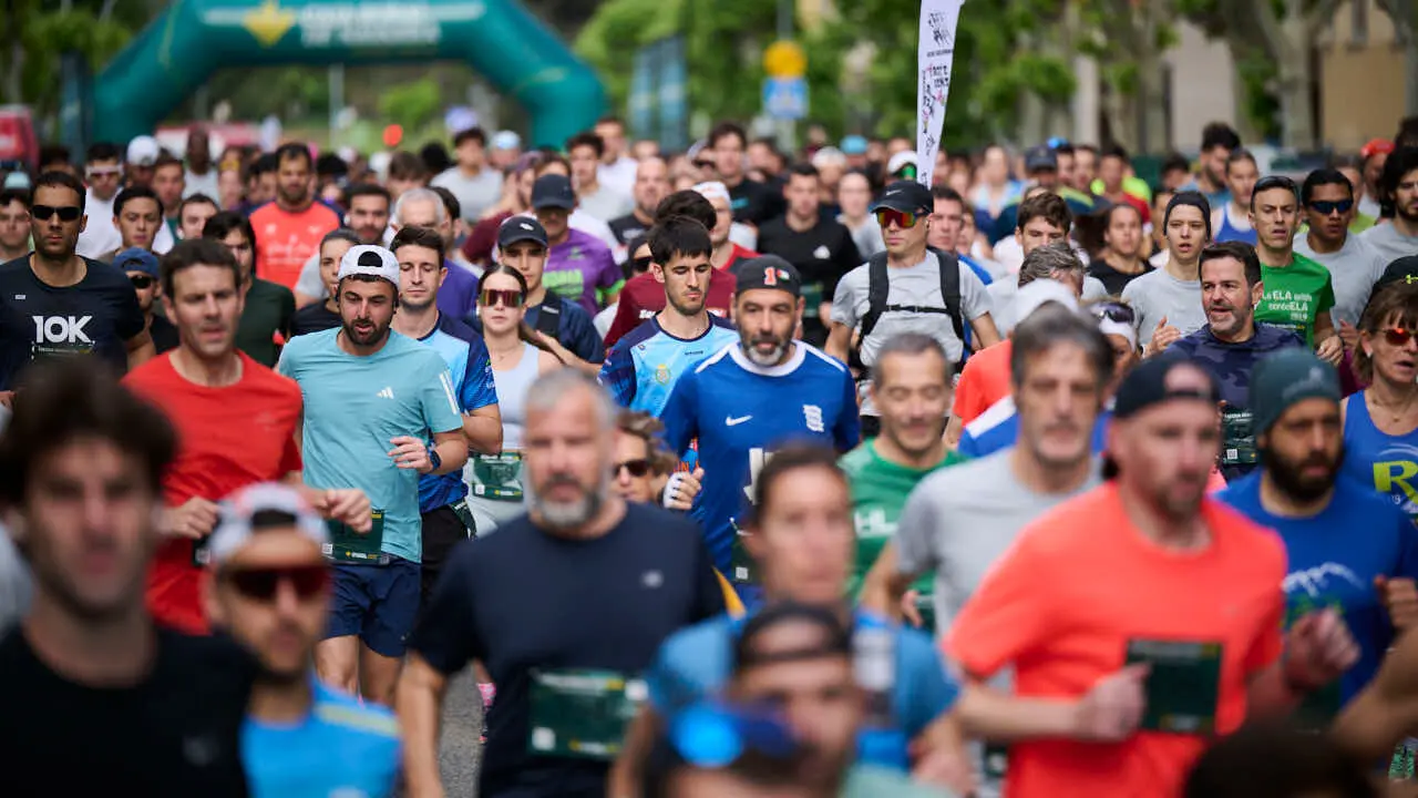 Miles de personas corren en la Media marat&oacute;n de Pamplona. PABLO LASAOSA