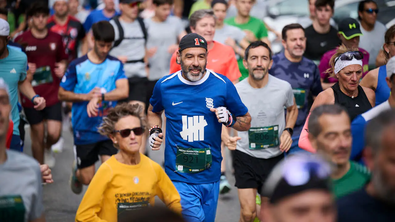 Miles de personas corren en la Media marat&oacute;n de Pamplona. PABLO LASAOSA