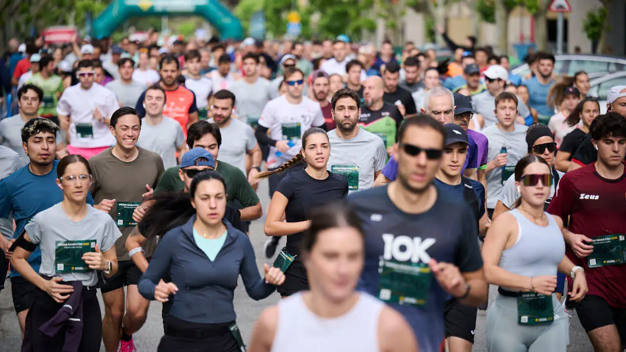 Miles de personas corren en la Media marat&oacute;n de Pamplona. PABLO LASAOSA