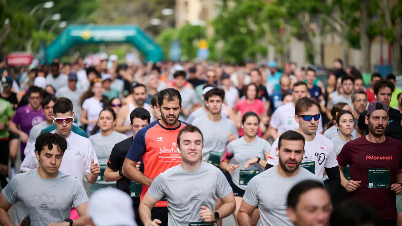 Miles de personas corren en la Media marat&oacute;n de Pamplona. PABLO LASAOSA
