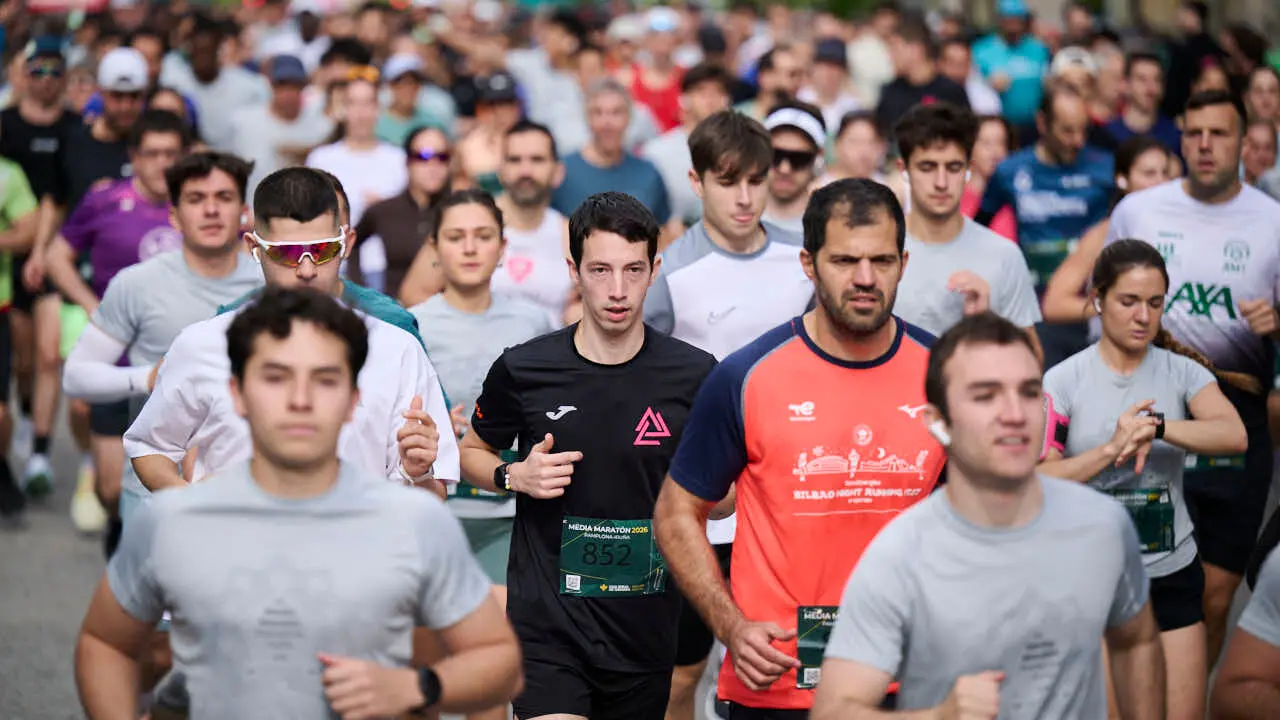 Miles de personas corren en la Media marat&oacute;n de Pamplona. PABLO LASAOSA