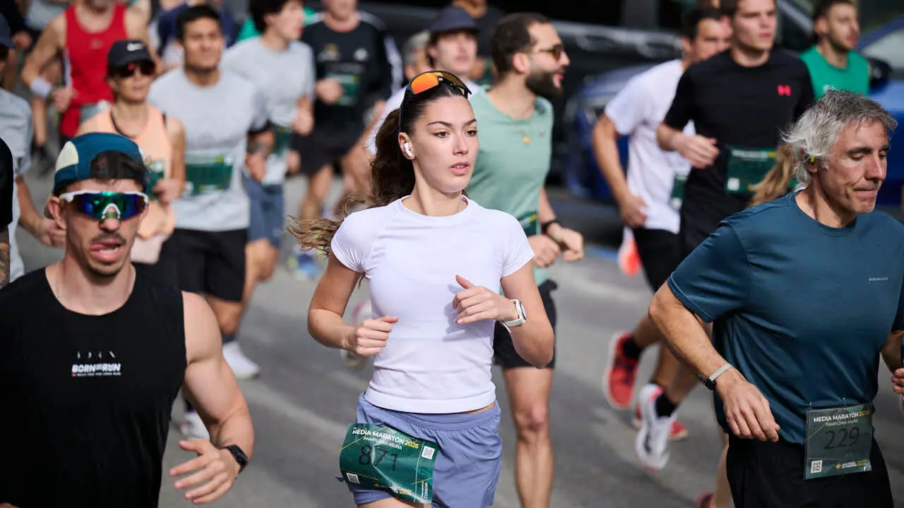 Miles de personas corren en la Media marat&oacute;n de Pamplona. PABLO LASAOSA