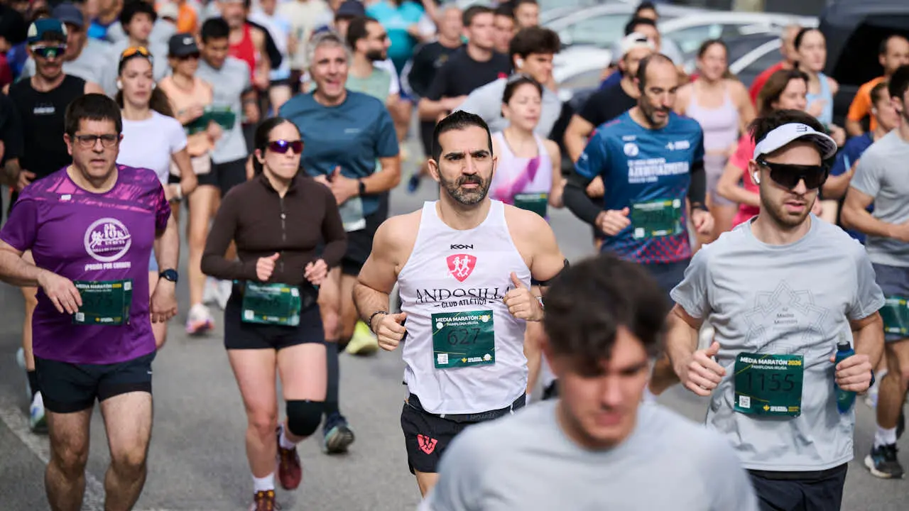 Miles de personas corren en la Media marat&oacute;n de Pamplona. PABLO LASAOSA