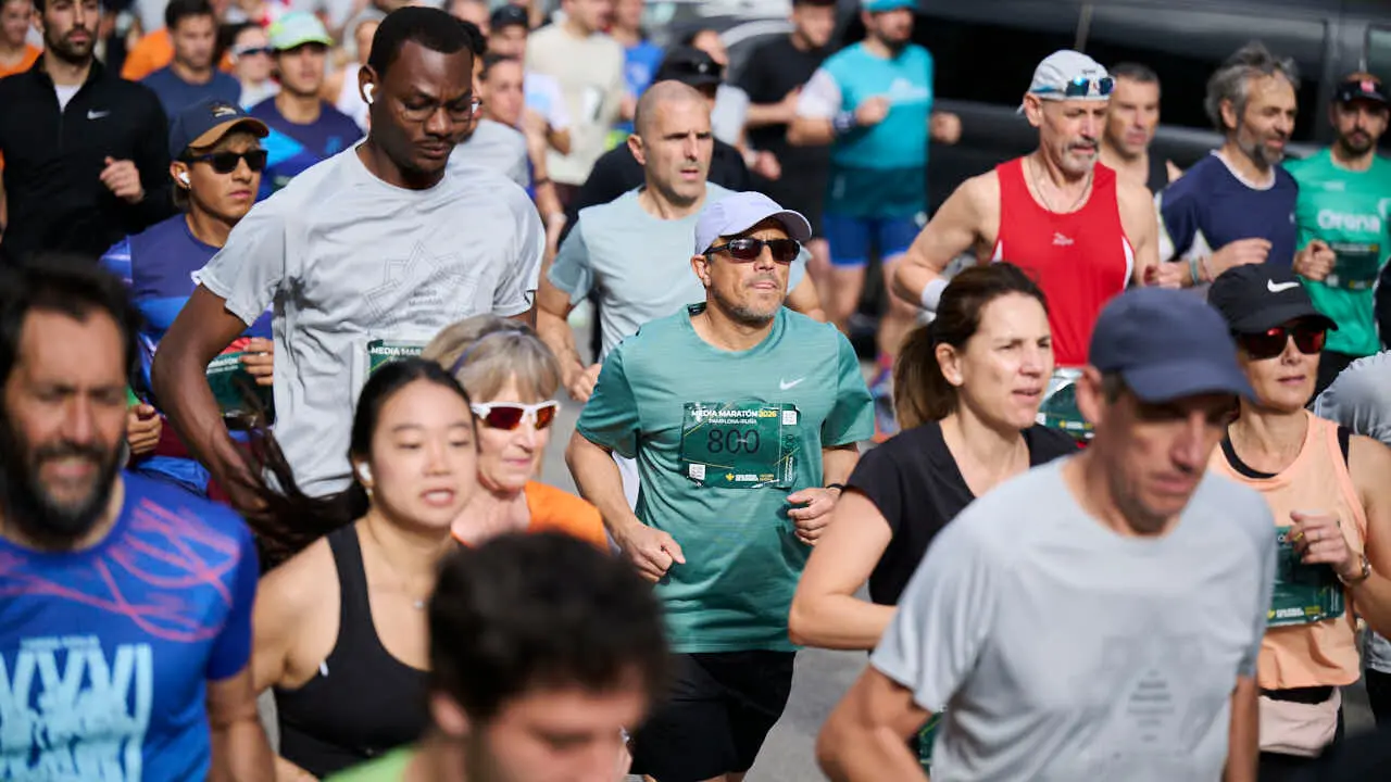 Miles de personas corren en la Media marat&oacute;n de Pamplona. PABLO LASAOSA