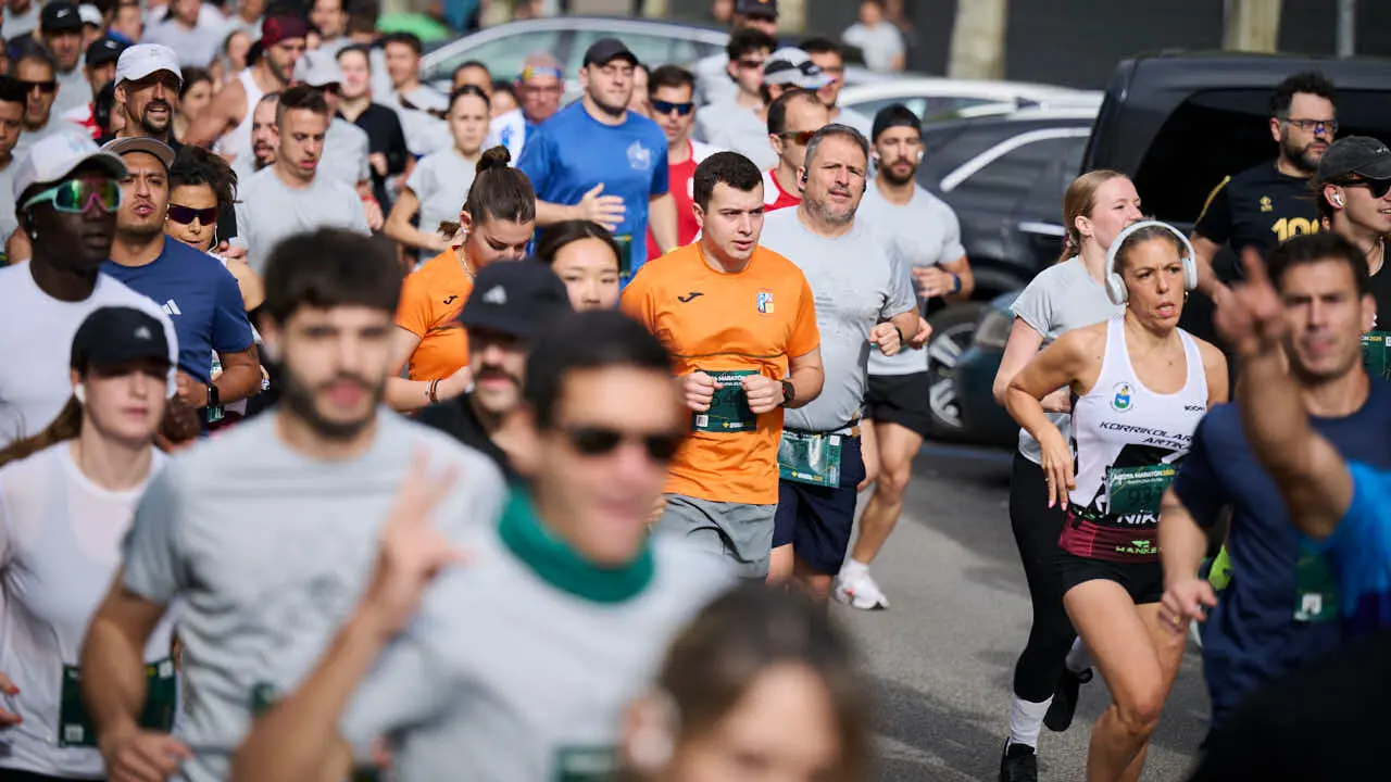 Miles de personas corren en la Media marat&oacute;n de Pamplona. PABLO LASAOSA