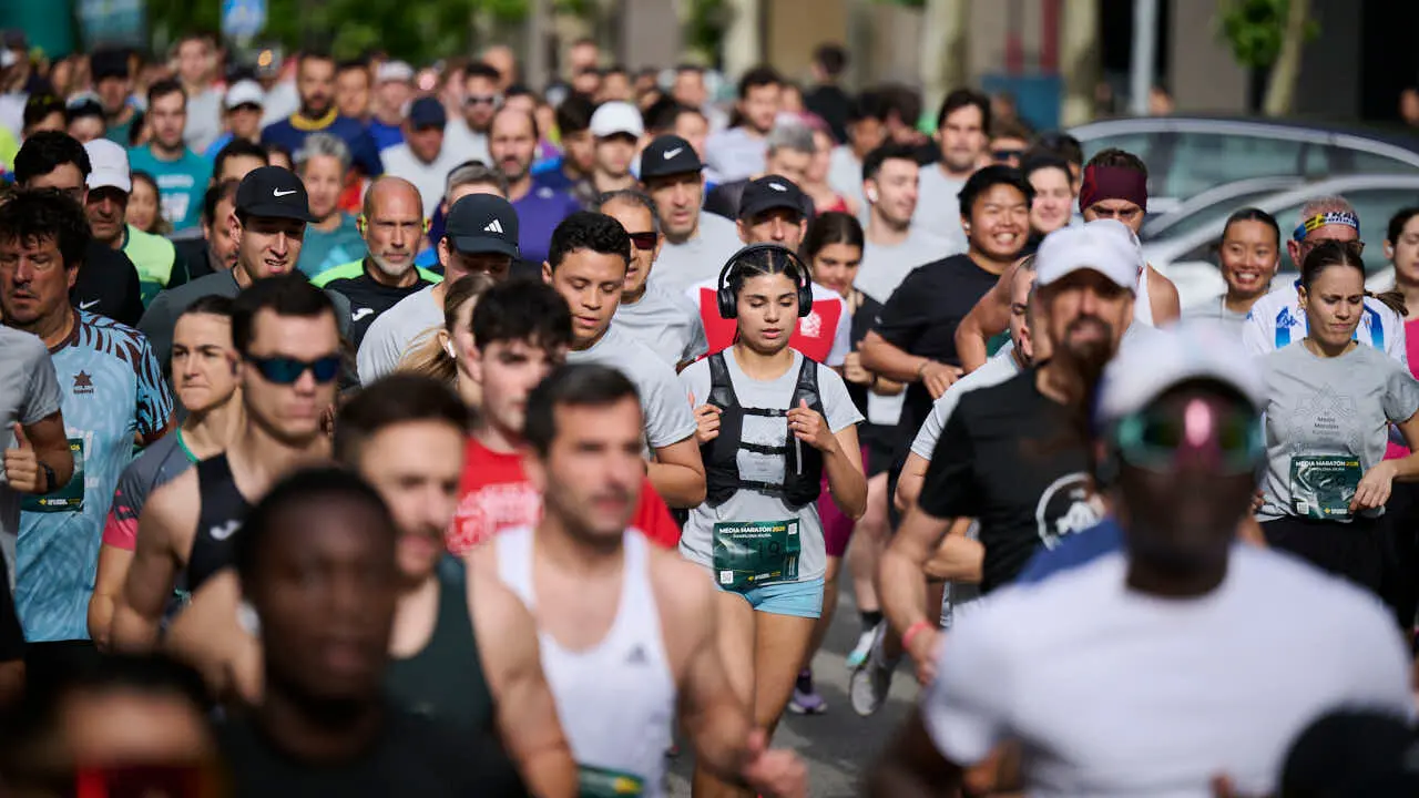 Miles de personas corren en la Media marat&oacute;n de Pamplona. PABLO LASAOSA