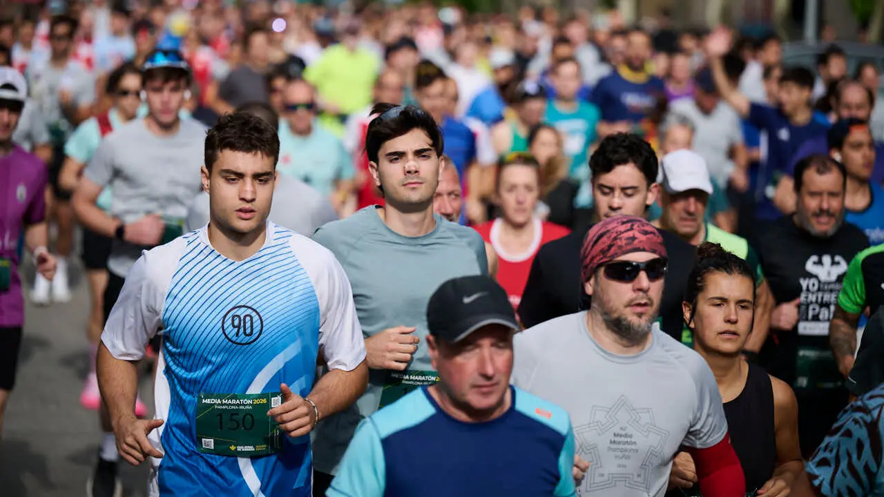 Miles de personas corren en la Media marat&oacute;n de Pamplona. PABLO LASAOSA
