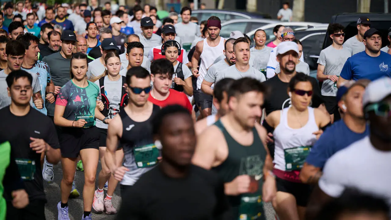Miles de personas corren en la Media marat&oacute;n de Pamplona. PABLO LASAOSA