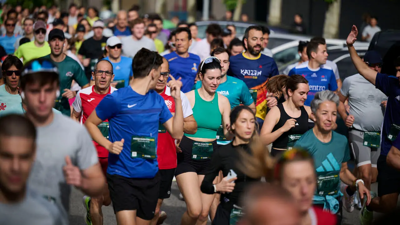 Miles de personas corren en la Media marat&oacute;n de Pamplona. PABLO LASAOSA