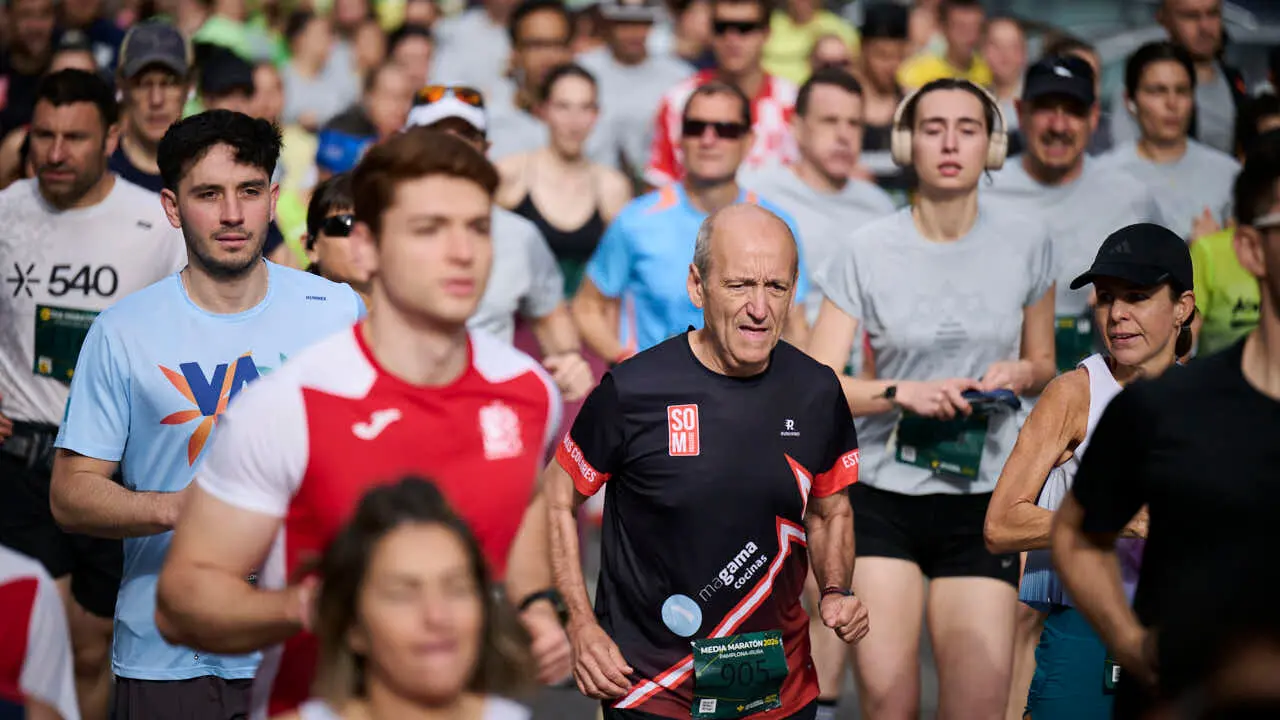 Miles de personas corren en la Media marat&oacute;n de Pamplona. PABLO LASAOSA