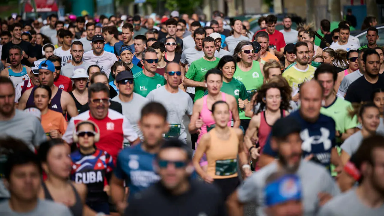 Miles de personas corren en la Media marat&oacute;n de Pamplona. PABLO LASAOSA