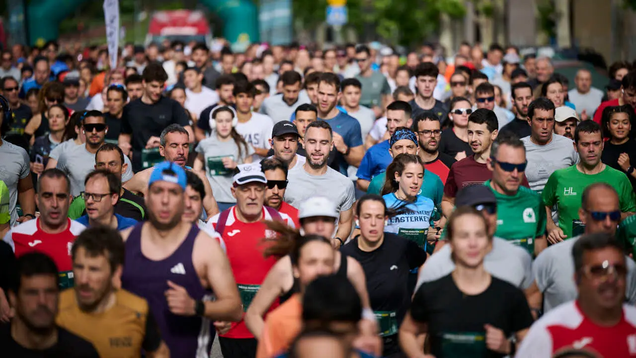 Miles de personas corren en la Media marat&oacute;n de Pamplona. PABLO LASAOSA