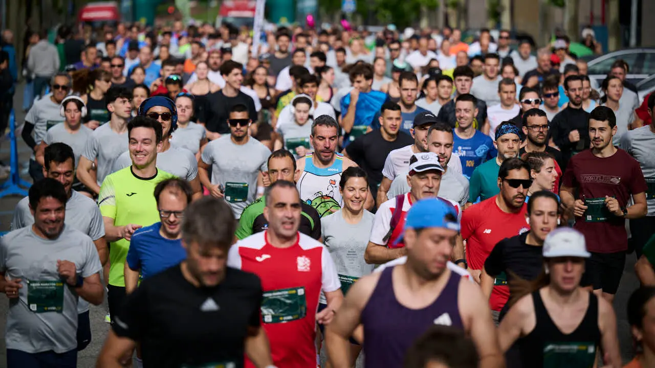 Miles de personas corren en la Media marat&oacute;n de Pamplona. PABLO LASAOSA