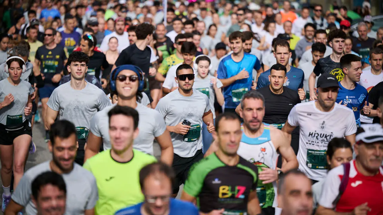 Miles de personas corren en la Media marat&oacute;n de Pamplona. PABLO LASAOSA