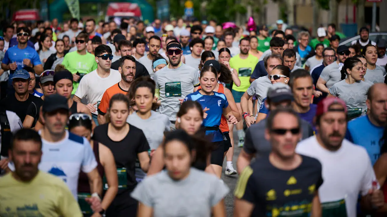 Miles de personas corren en la Media marat&oacute;n de Pamplona. PABLO LASAOSA